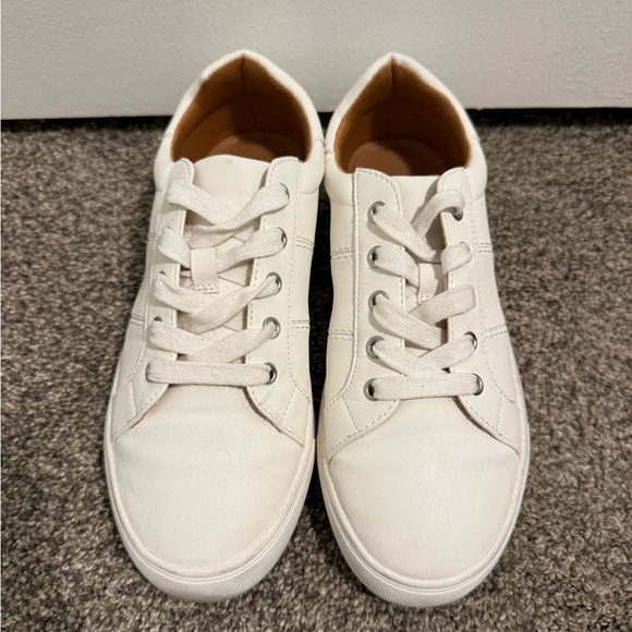 DV by Dolce Vita Austerly Sneakers - Picture 4 of 9